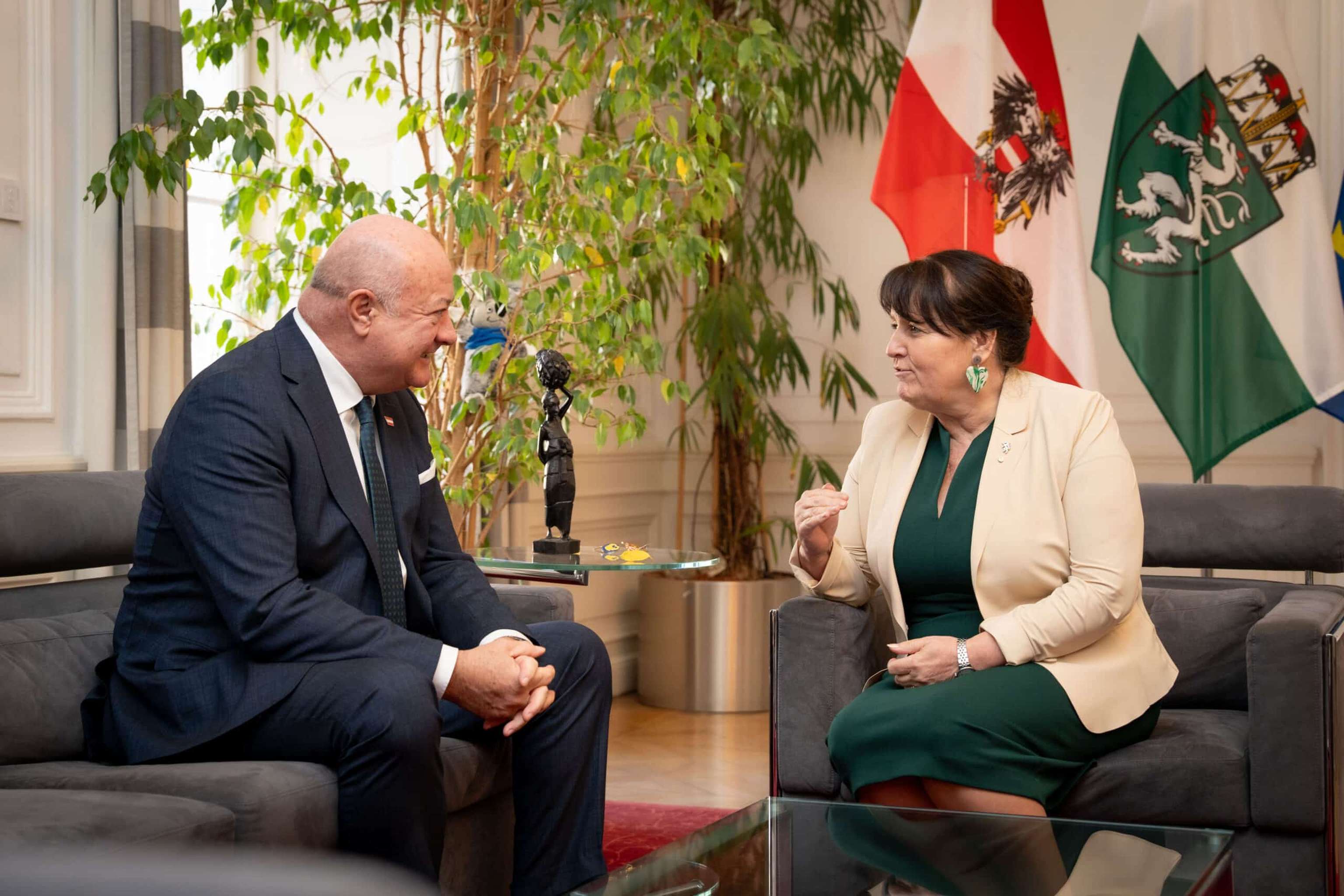 Stocker im Gespräch mit Khom