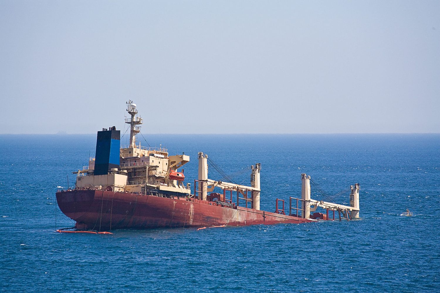 Sinkendes Frachtschiff