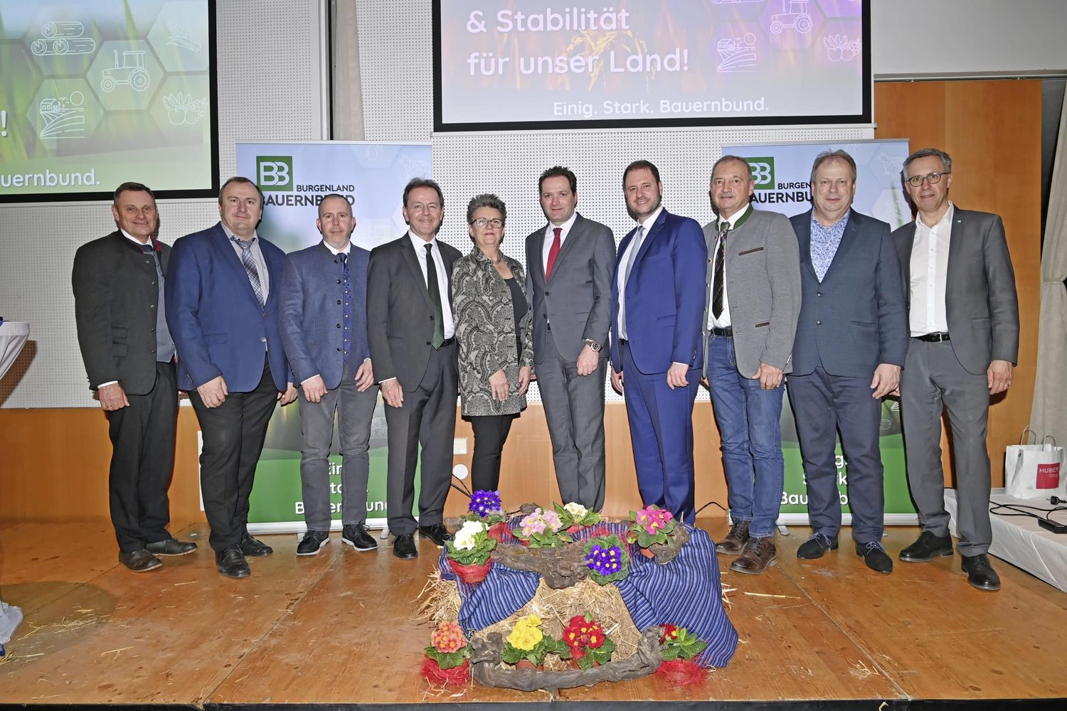 Landwirtschaftsminister Norbert Totschnig, Landesparteiobmann Christian Sagartz und Bauernbund-Präsident Georg Strasser mit einigen Bezirksspitzenkandidaten.