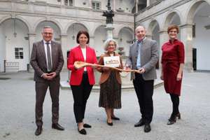 Josef Lehner, Landesrätin Michaela Langer-Weninger, Maria-Theresia Wirtl, LT-Präsident Max Hiegelsberger und Margit Steinmetz-Tomala bei der Kochlöffel-Übergabe (v.l.)