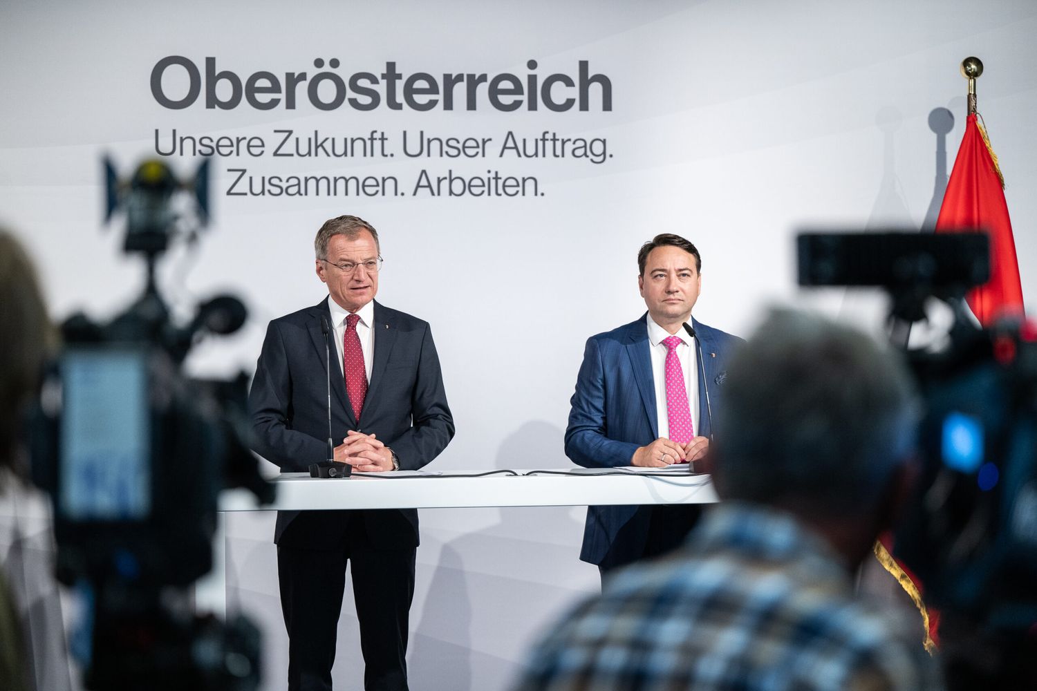 Landeshauptmann Thomas Stelzer mit seinem Stellvertreter Manfred Haimbuchner bei der Pressekonferenz.