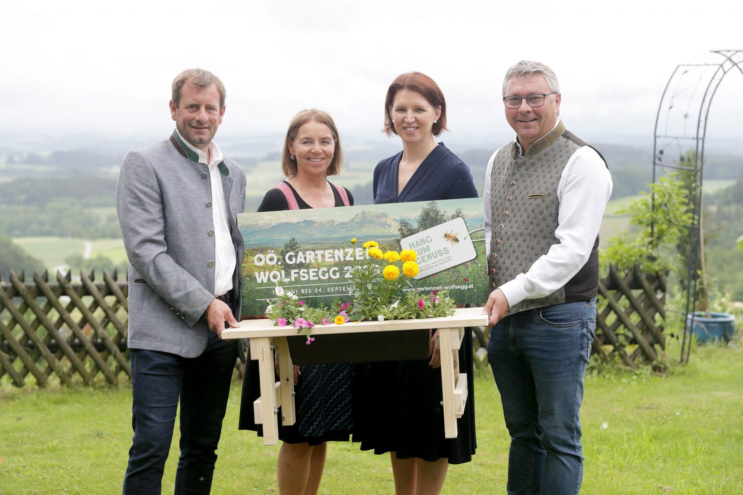 V.l.: Landesgärtnermeister Hannes Hofmüller, Bürgermeisterin Barbara Schwarz, Agrarlandesrätin Michaela Langer-Weninger und Gartenzeit-Geschäftsführer Manfred Ettinger