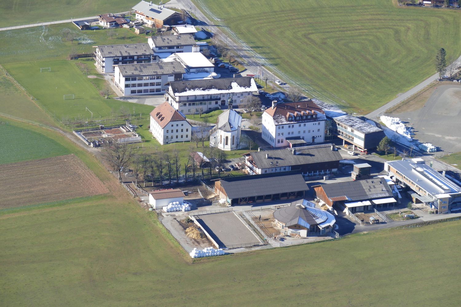 An der LLA Weitau steht den Schülerinnen und Schülern ein modern ausgestatteter Lehrbetrieb samt Alm zur Verfügung.
