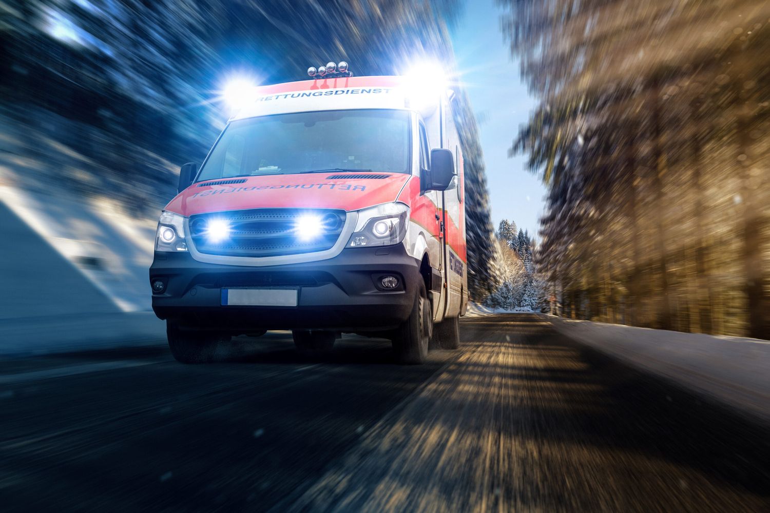 Rettungswagen Auf Verschneiter Straße