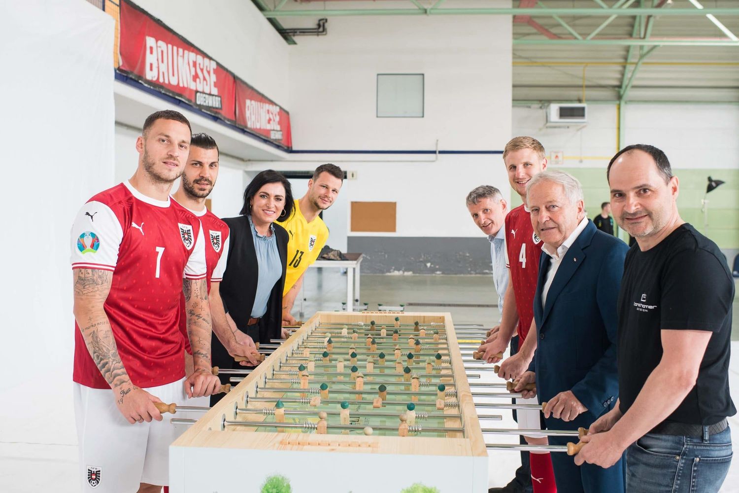 Am 29.05.2021 besichtigte Bundesministerin Elisabeth Köstinger den &#8220;Holz-Wuzzler&#8221; im Rahmen des UEFA Presseauftakts in Oberwart.
