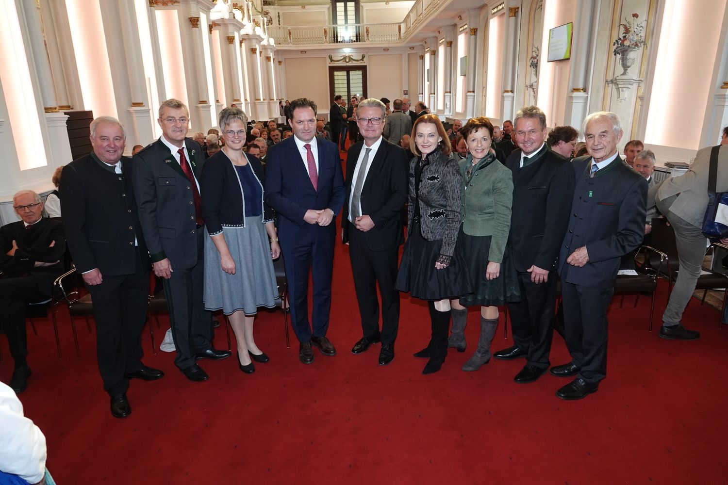 V.l. LH a. D. Hermann Schützenhöfer, BB-Direktor Franz Tonner, Landesbäuerin Viktoria Brandner, Minister Norbert Totschnig, LH Christopher Drexler, LR Simone Schmiedtbauer, LK-Vizepräsidentin Maria Pein, BB-LO Franz Titschenbacher sowie Josef Riegler