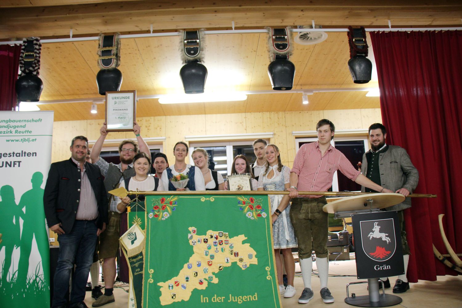Die stolze aktivste Ortsgruppe: Die JB/LJ Pinswang mit Ortsleiterin Janine Wörle und Obmann Fabian Kaiser.