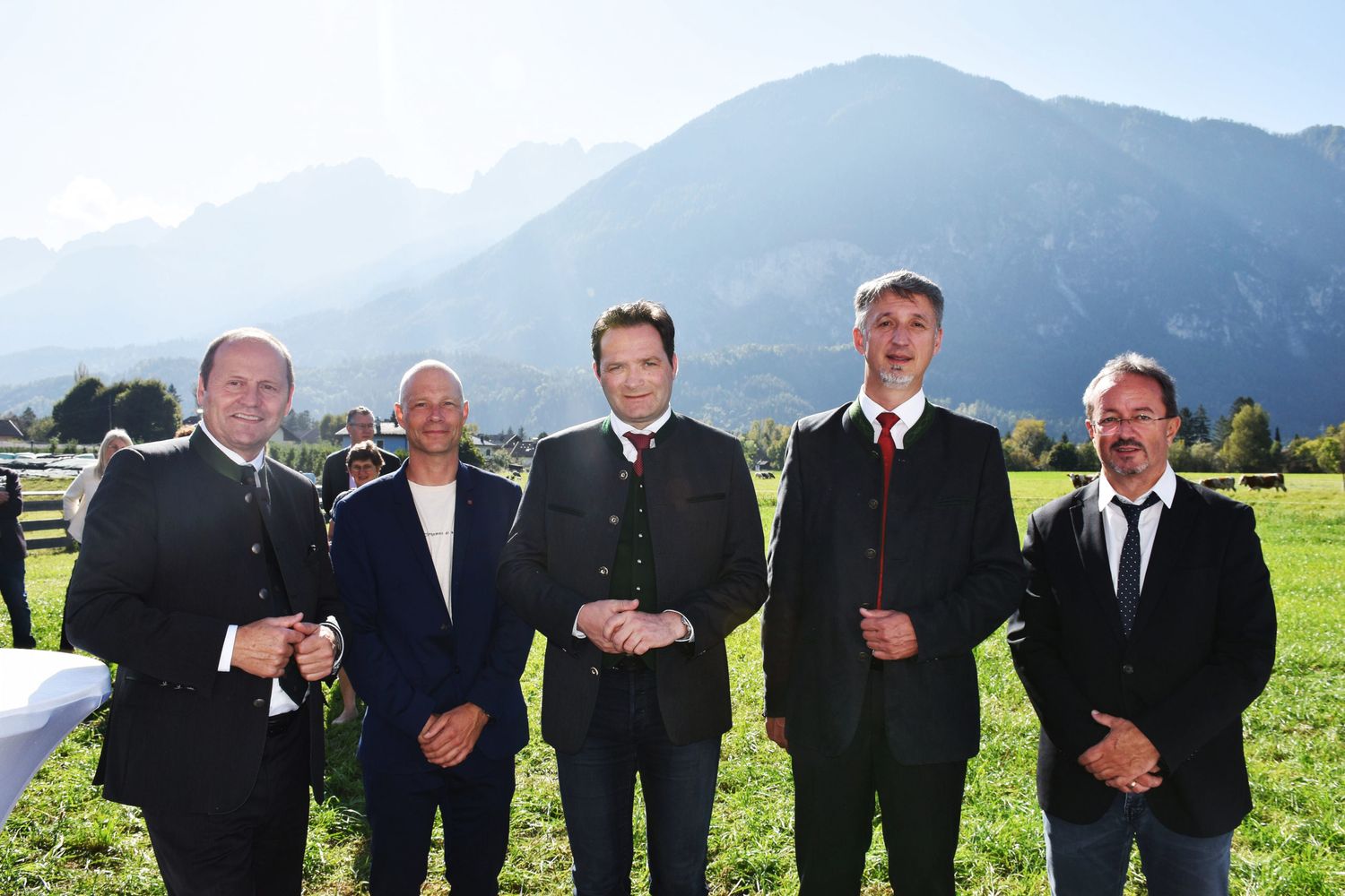 Bei der Eröffnung der Schulmetzgerei der LLA Lienz:
Bauernbundobmann LH-Stv. Josef Geisler, Hannes Pargger (Hochbau Lienz),
Bundesminister Norbert Totschnig, Markus Einhauer (Direktor der LLA Lienz)
und Gerhard Wastian (Vorstand der Abteilung Hochbau)