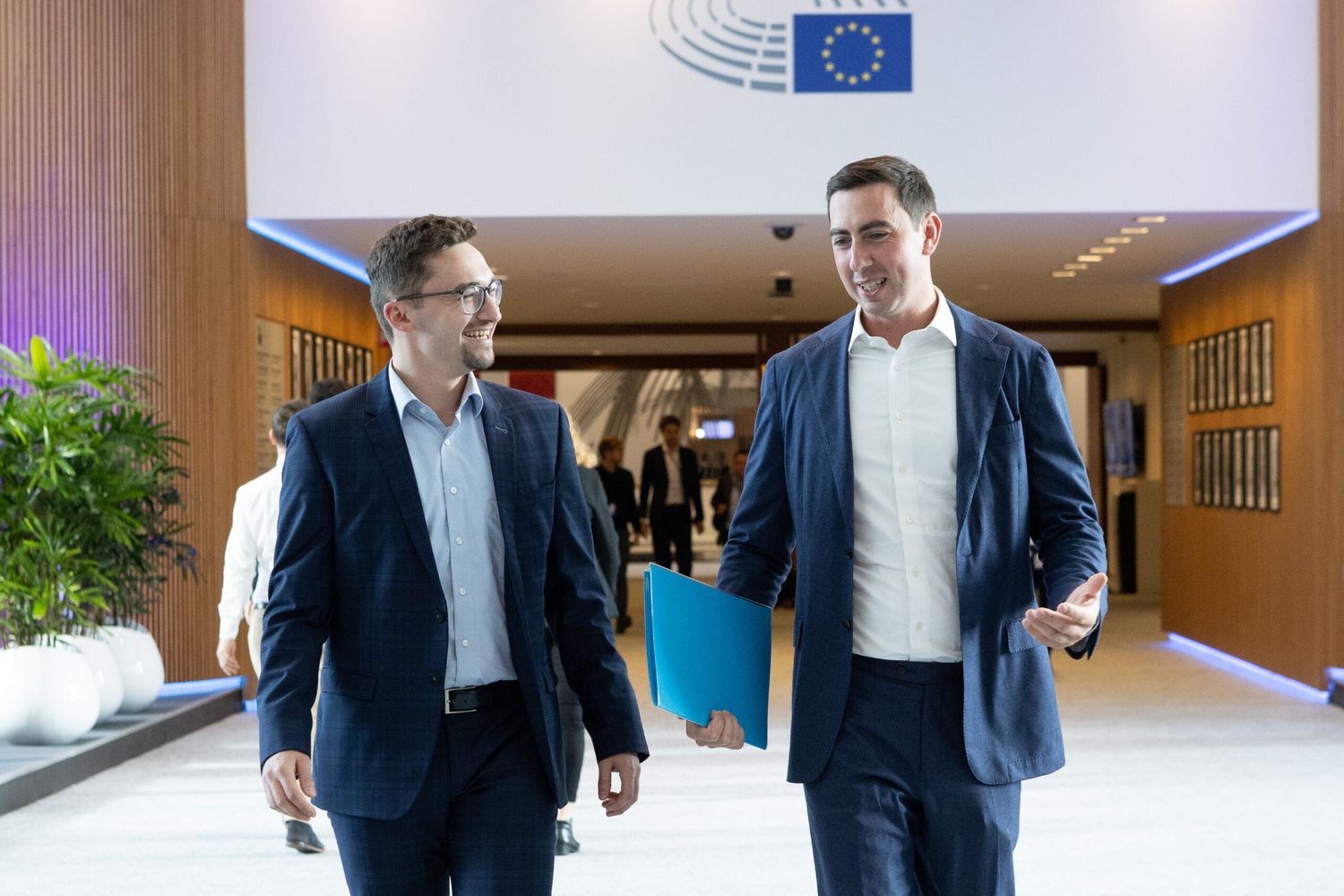 Lukas Wolfsjäger (l.) unterstützt den Europaabgeordneten Alexander Bernhuber.