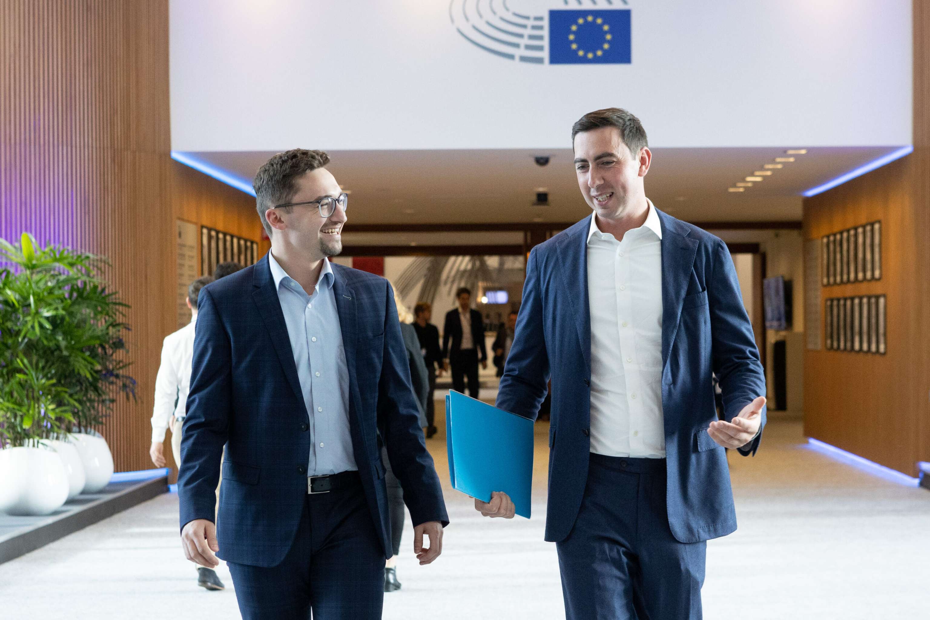 Lukas Wolfsjäger (l.) unterstützt den Europaabgeordneten Alexander Bernhuber.
