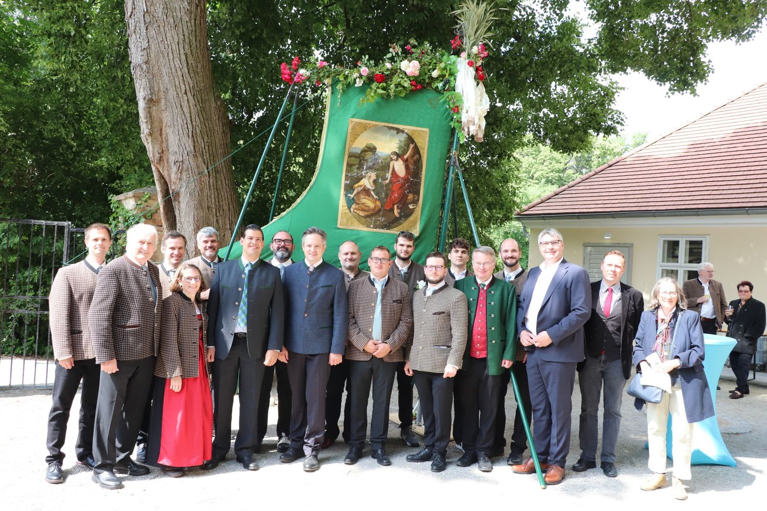 LK-Präsident Johannes Schmuckenschlager (8. v. l.) und Weinbaupräsident Reinhard Zöchmann (3. v. r.) mit den Wolkersdorfer Winzern.