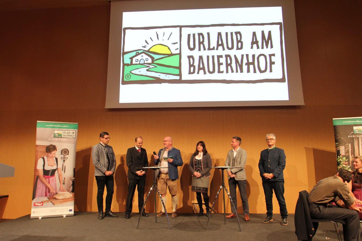 Diskussionsrunde mit Dr. Peter Raggl (Präs. Bundesrat), Josef Hechenberger (Präs. LWK Tirol), Moderator Klaus Loukota, Angelika Soyer (Urlaub auf dem Bauernhof in Bayern), Florian Phleps (Dir. Tirol Werbung), und Hans Embacher (GF UaB Österreich).