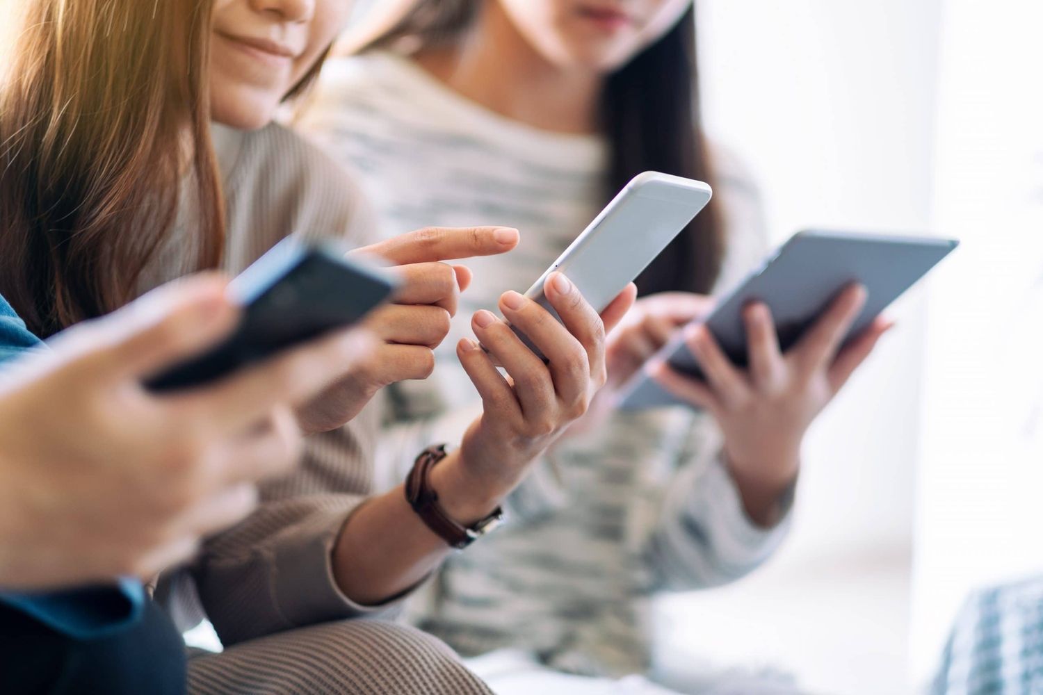 Jugend ohne Smartphone – das klingt im Jahr 2021 schon fast nach „Steinzeit“.