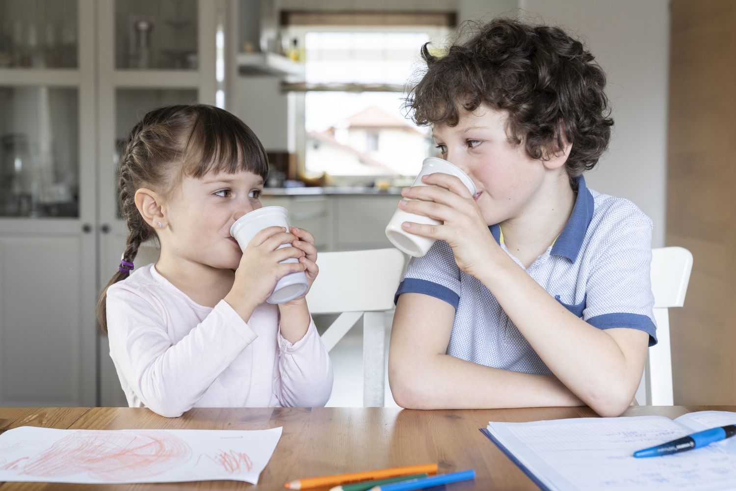 Kinder Genießen Die Schulmilch, Foto Viscotec, 47x31cm 300dpi