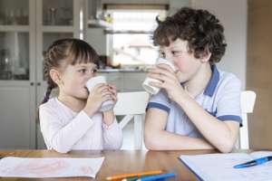 Kinder Genießen Die Schulmilch, Foto Viscotec, 47x31cm 300dpi