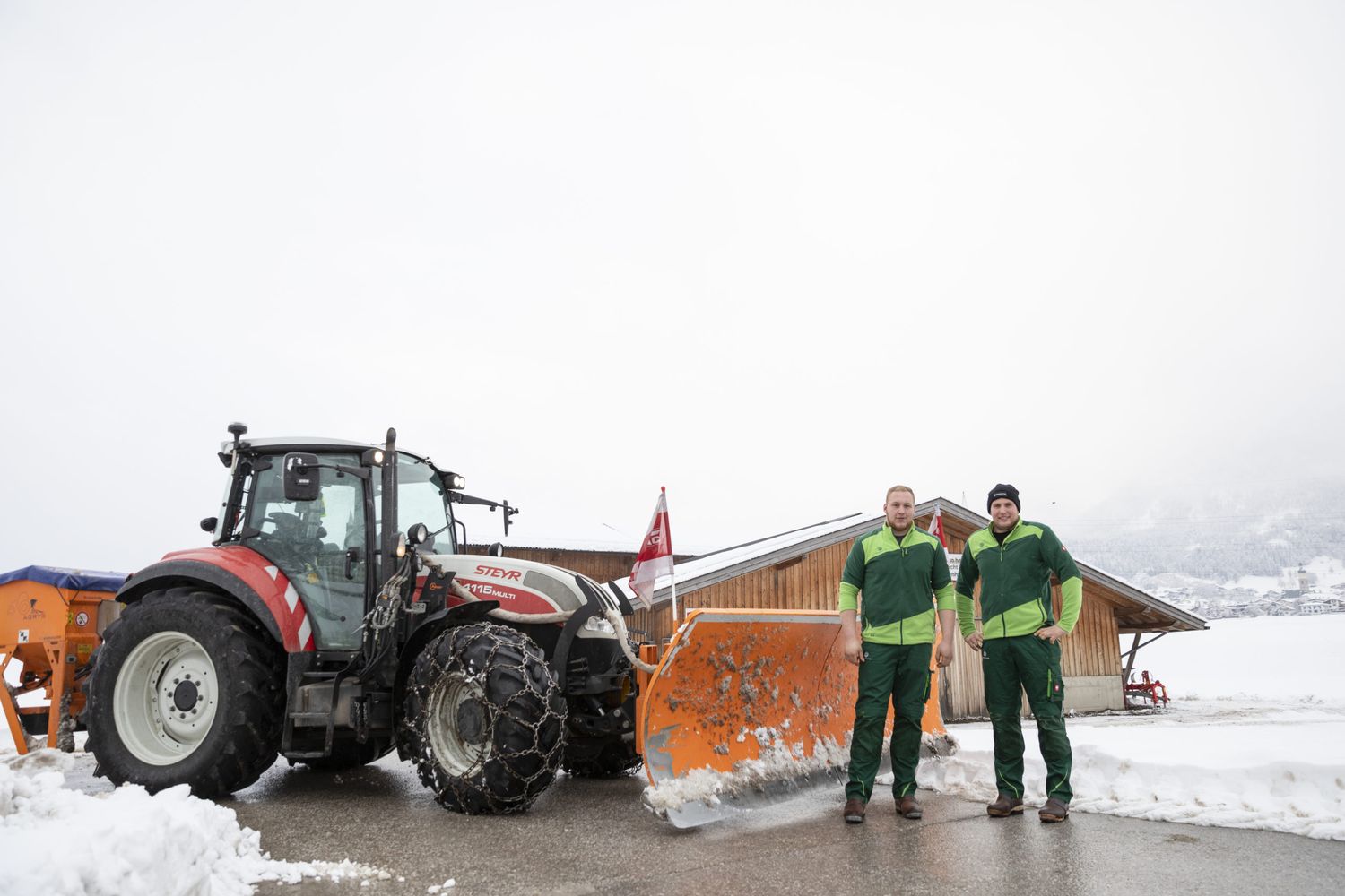 Bereits mehr als 1.500 Landwirtinnen und Landwirte sind niederösterreichweit für den Maschinenring im Winterdiensteinsatz.