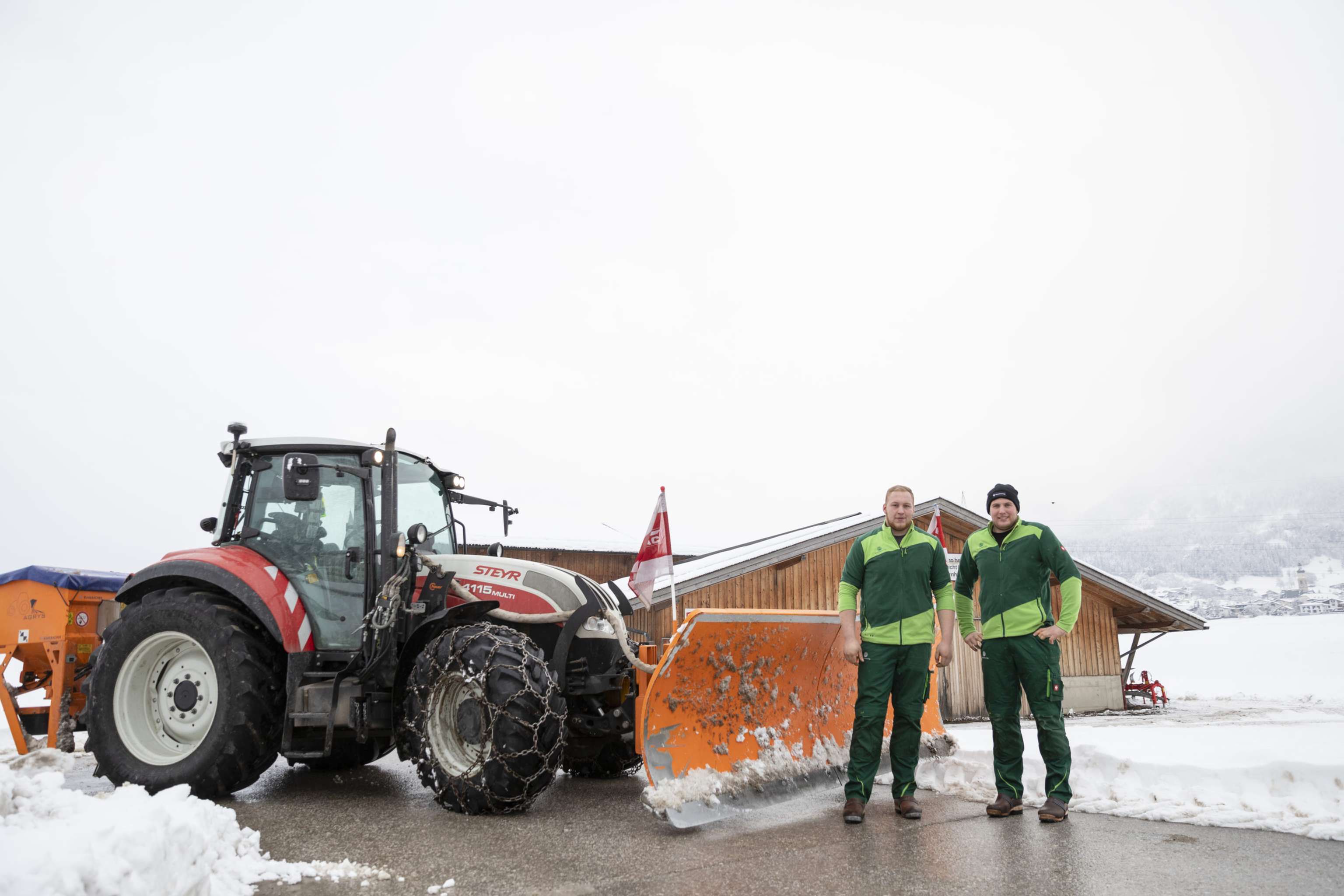 Bereits mehr als 1.500 Landwirtinnen und Landwirte sind niederösterreichweit für den Maschinenring im Winterdiensteinsatz.