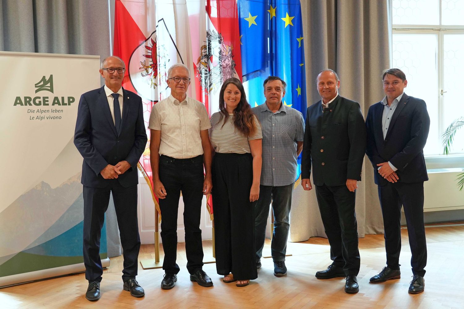 LH Anton Mattle (1. v. l.), LHStv Josef Geisler (2. v. r.) und Simon Lochmann (1. v. r., Vorstand der Abt. Südtirol, Europaregion u. Außenbeziehungen, ARGE-ALP-Geschäftsstelle) mit den Projektverantwortlichen der Beregnungsanlage Prutz: Bernhard Hofer (2. v. l., Obmann der Wassergenossenschaft Prutz), Bernadette Hofer (3. v. l., KLAR! Kaunergrat) und Armin Kofler (3. v. r., Ortsbauernobmann).