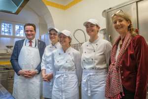 Landwirtschaftsminister Totschnig auf Besuch in der Schulküche.