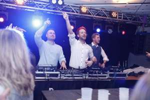 DJ Duo beim Feiern