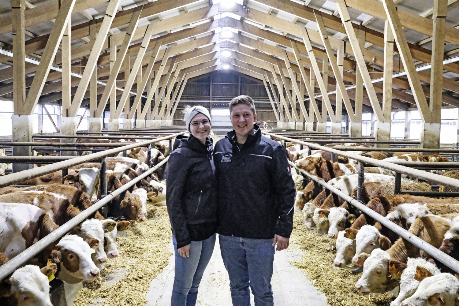 Betriebsführer Hannes und seine Frau Sonja Kaltenböck in ihrem 2018 errichteten Tierwohlstall.