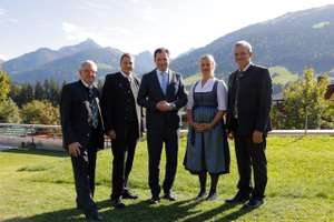 Gruppenbild Alter Neuer Vorstand Und Minister