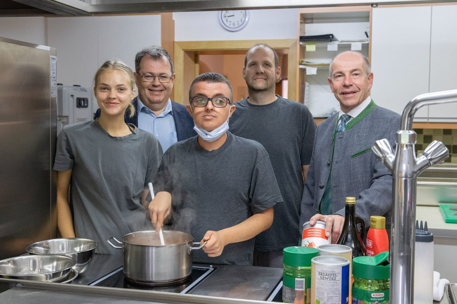 Bauernbund-Obmann Max Hiegelsberger (r.) mit „Fokus-Mensch“-Geschäftsführer Michael Leitner (2.v.l.) und Mitarbeitern des Hofes Tollet.