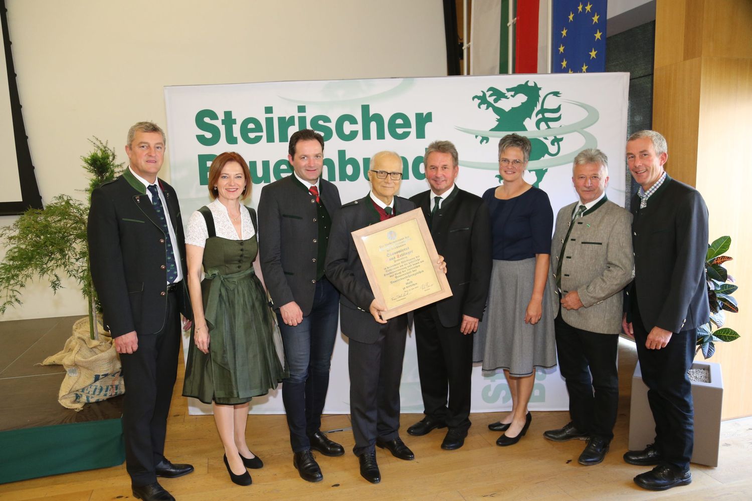 Überreichung des BB-Ehrenzeichens in Gold an den scheidenden BB-Landesobmann Hans Seitinger im Beisein von Minister Totschnig.
