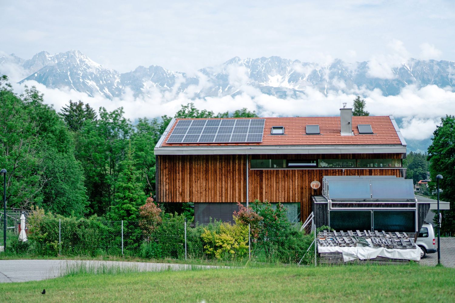 Erneuerbare-Energie-Gemeinschaften ermöglichen es ihren Mitgliedern, Energie über Grundstücksgrenzen hinweg produzieren, speichern, verkaufen und verbrauchen zu können.