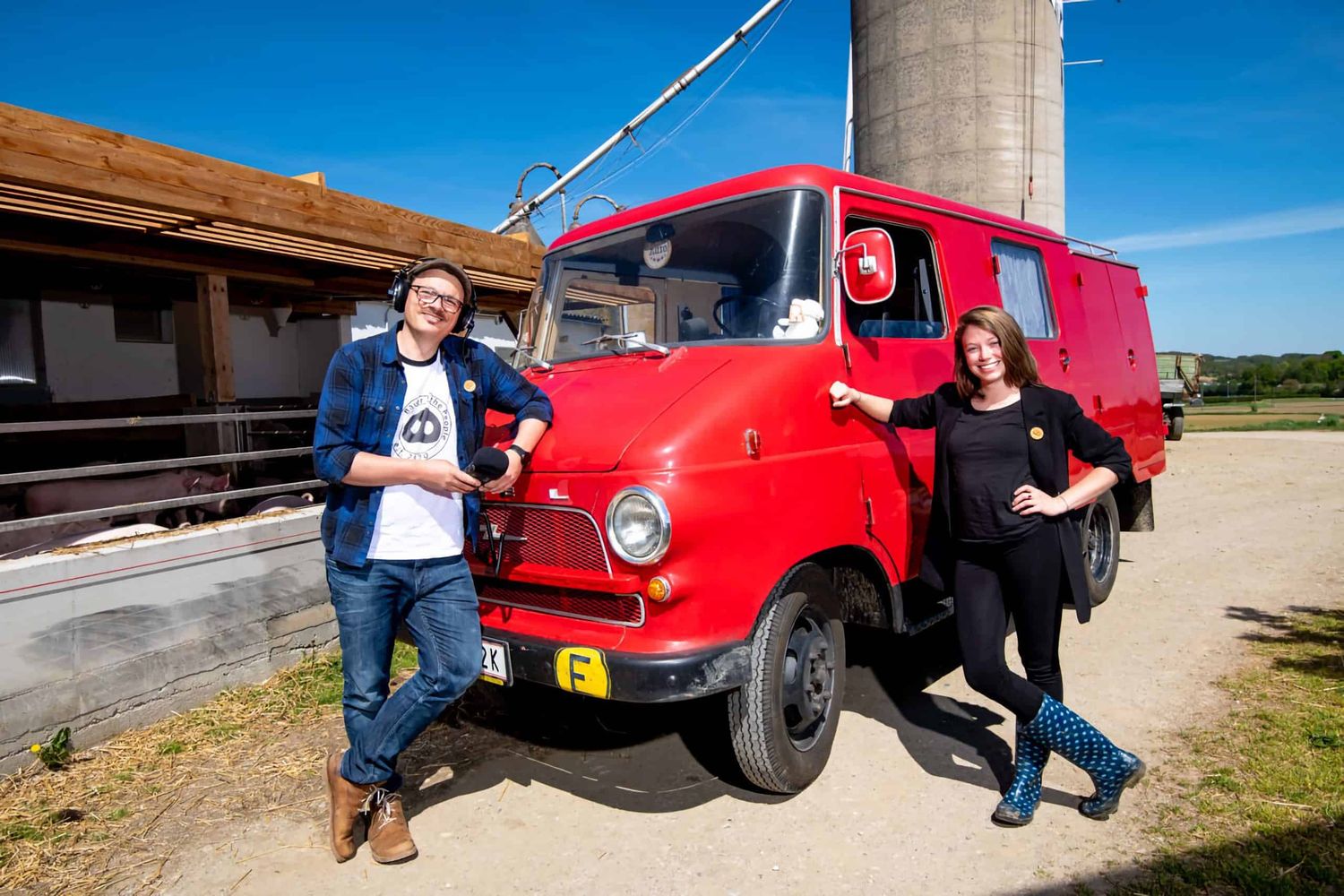 Mit dem „Roten Blitz“, einem alten Feuerwehrauto, ging es auf Tour durch Österreich.