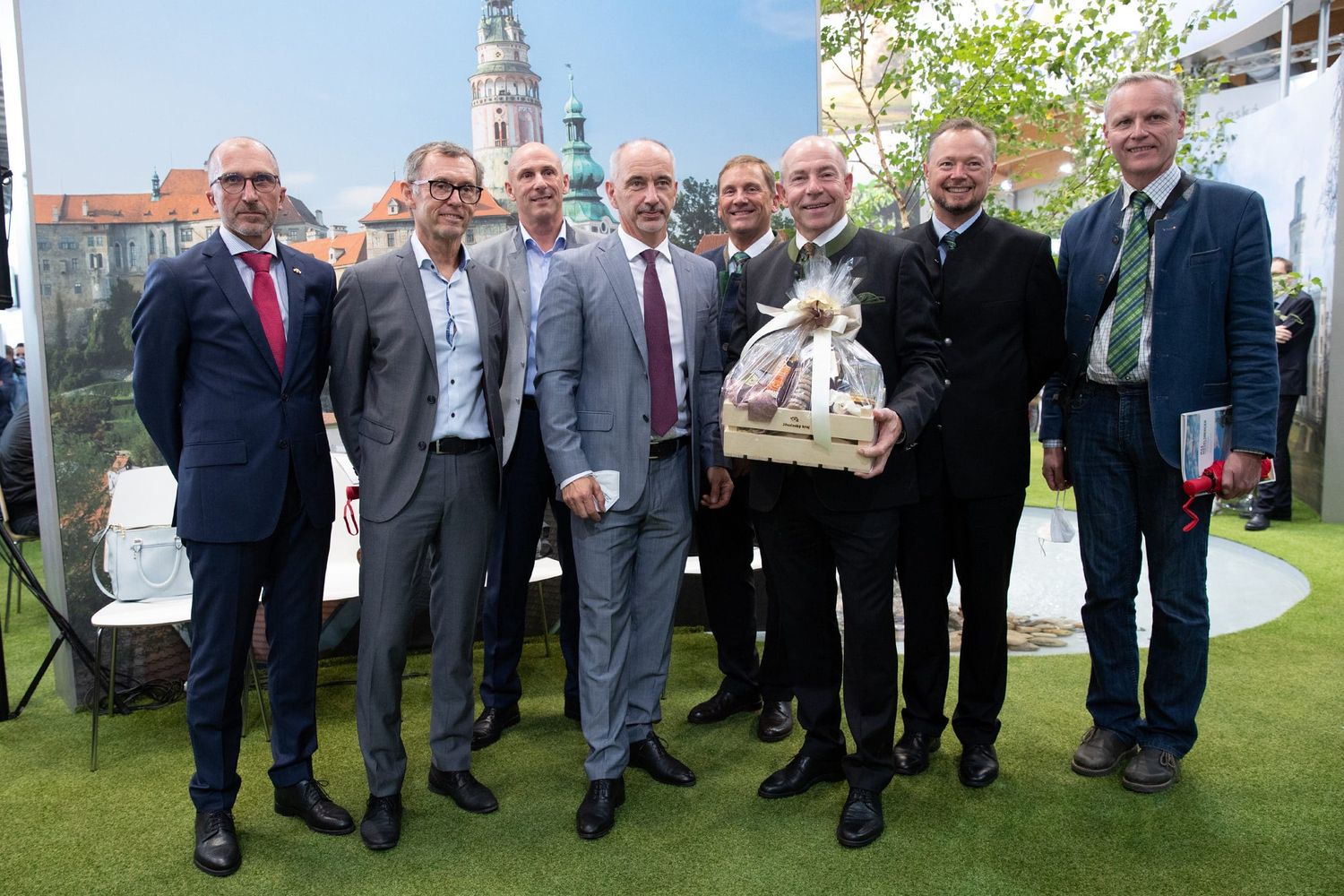 Die OÖ-Delegation auf der Agrarmesse in Budweis: Christoph Jerney, Klaus Hraby, Gregor Dietachmayr, Martin Kuba, Hubert Huber, Max Hiegelsberger, Gerhard Bauernfeind und Othmar Nagl (v.l.)