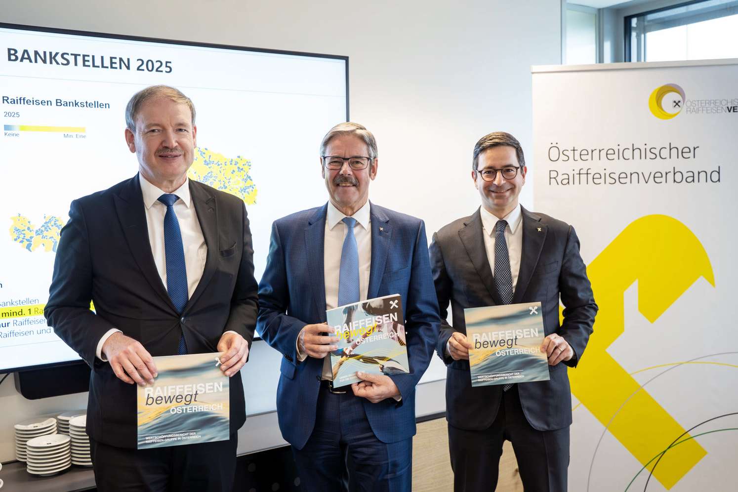 Erfreute Gesichter in der Raiffeisen-Chefetage anlässlich der Präsentation