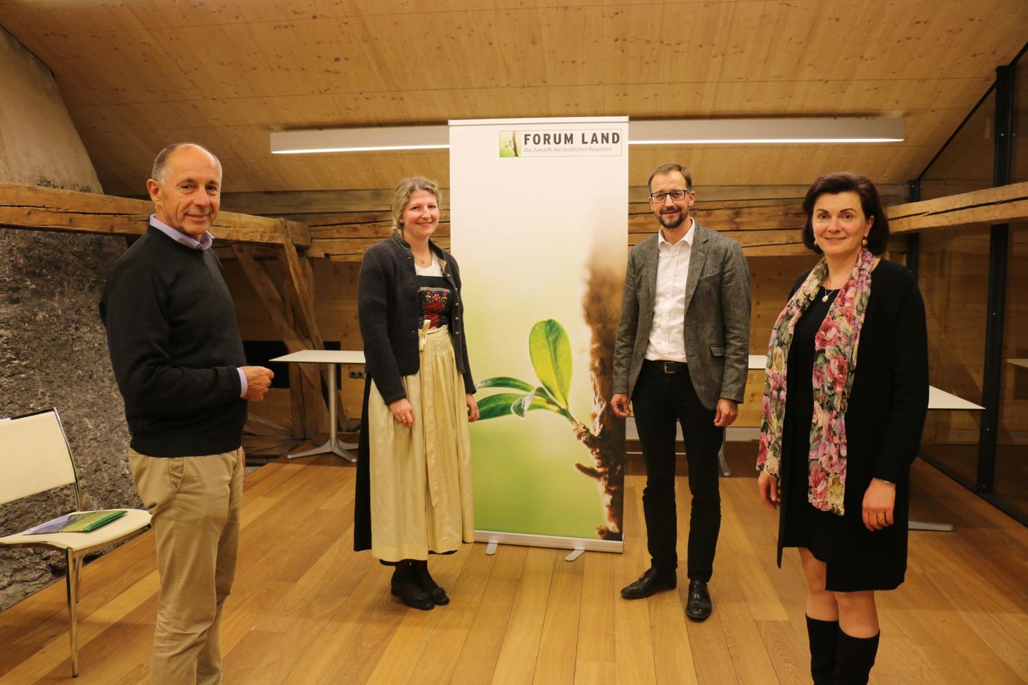Georg Keuschnigg und Regina Norz (l. u. r. außen) übergeben die Obmannschaft des Bezirkes Innsbruck an Marilena Lamparter (Stellvertreterin) und Thomas Danzl (FL-Bezirksobmann).