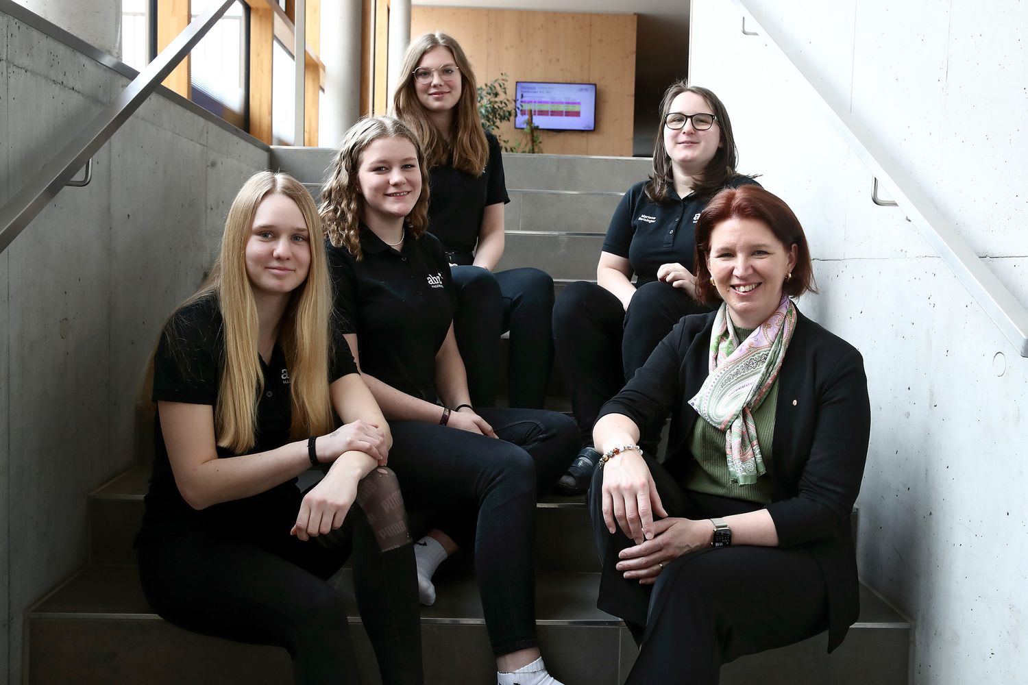 Michaela Langer-Weninger (r.) mit den Heldinnen von morgen im ABZ Hagenberg