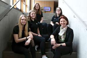 Michaela Langer-Weninger (r.) mit den Heldinnen von morgen im ABZ Hagenberg