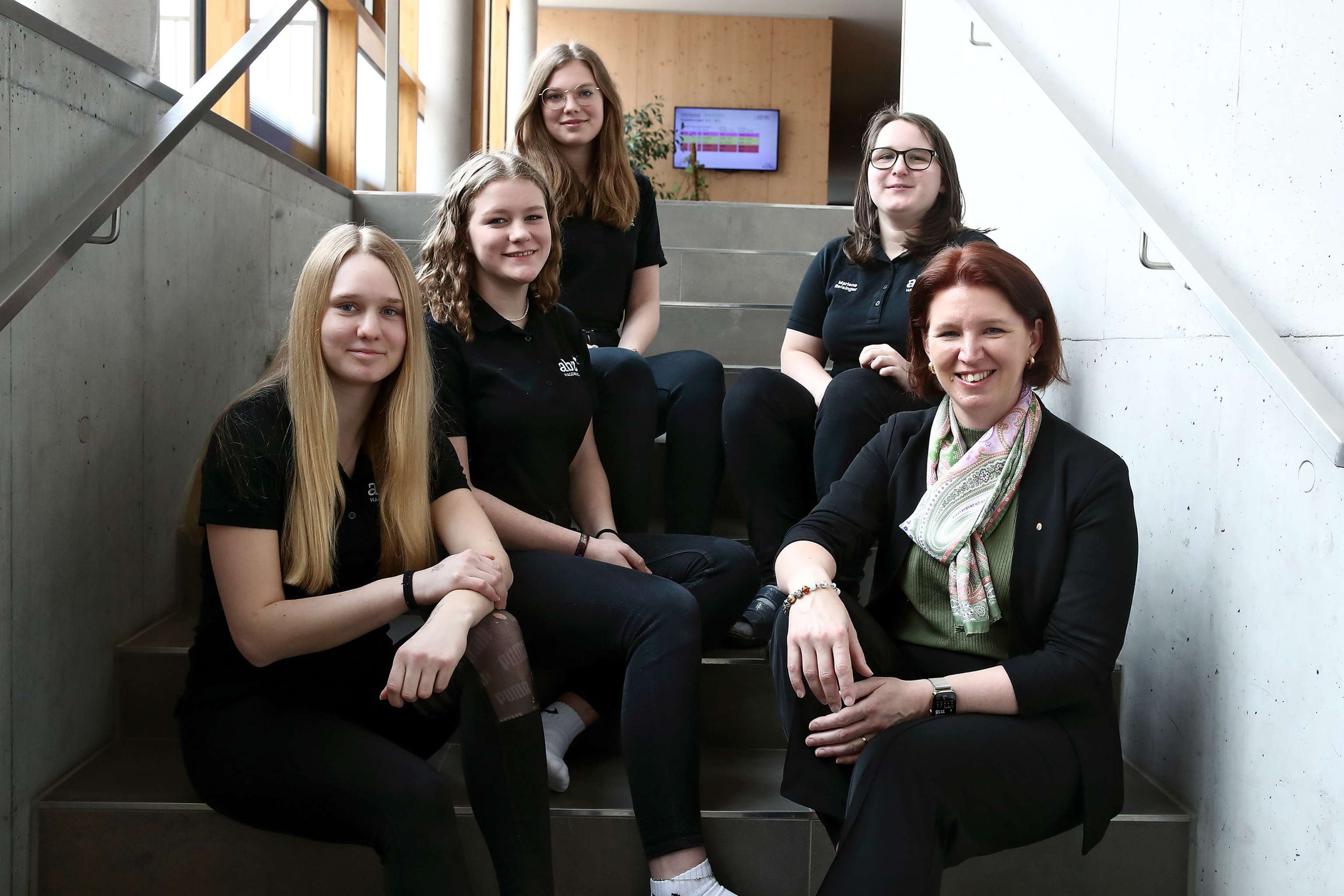 Michaela Langer-Weninger (r.) mit den Heldinnen von morgen im ABZ Hagenberg