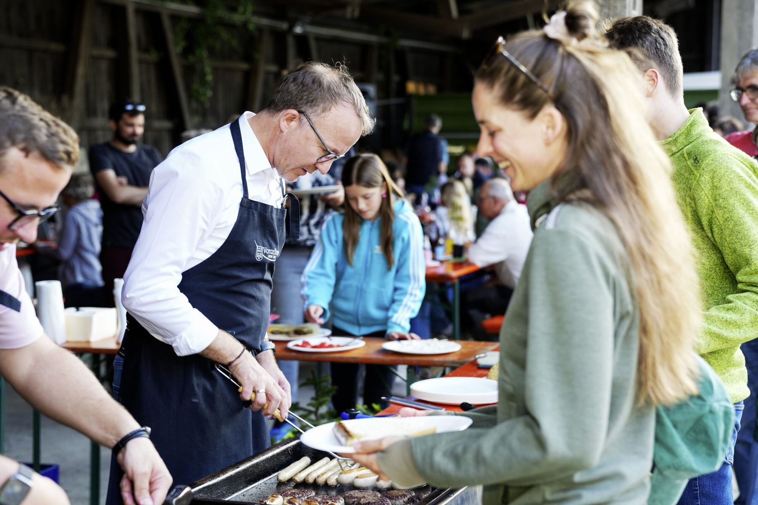 Landesrat Christian Gantner lud zu einem Grillfest im Landesforstgarten in Rankweil.