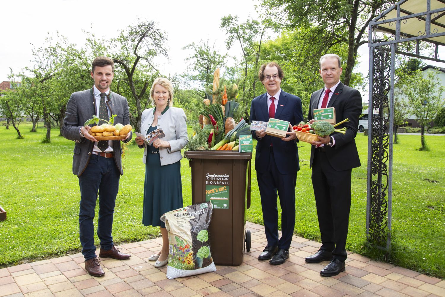 Obmann Bernd Brodtrager von den Steirischen Jungbauern, Astrid Ochensberger-Benkic vom Gartenhotel Ochensberger, Kommerzialrat Hans Roth und Geschäftsleiter Manfred König von der Firma Saubermacher.