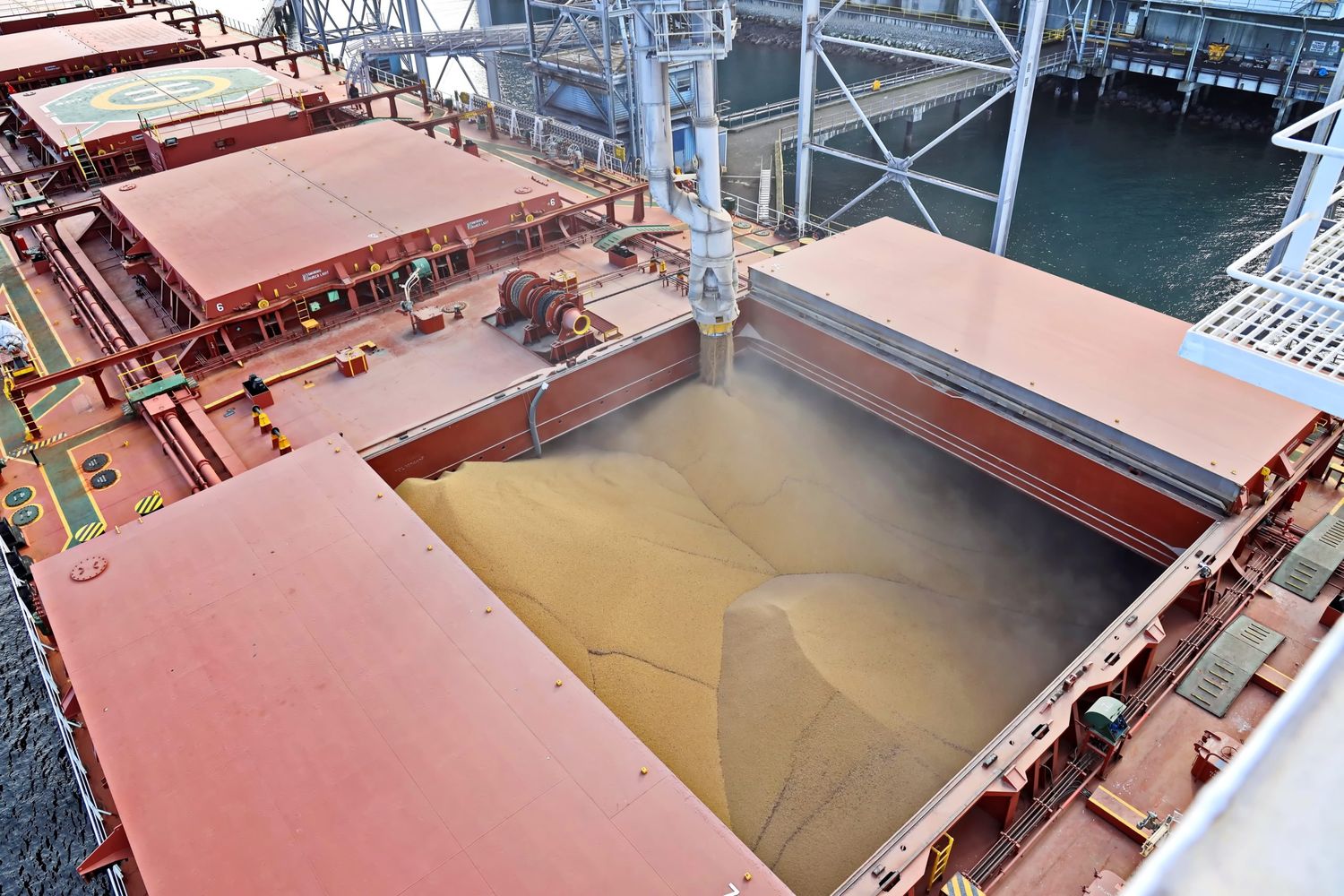 Beladung im Hafen