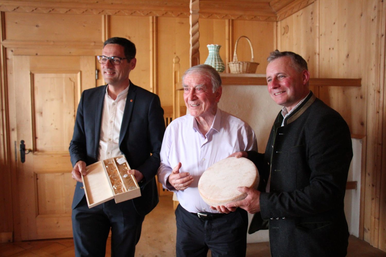 Bauernbunddirektor BR-Präsident Dr. Peter Raggl und Bezirksobmann Elmar Monz gratulierten Dr. Heinrich Juen.
