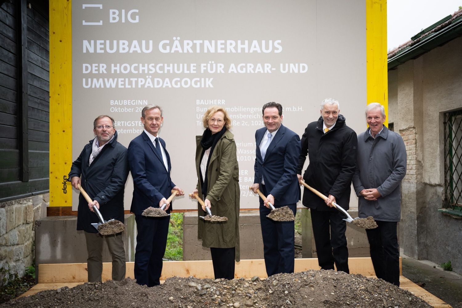 V.l.n.r: Bezirksvorsteher Ebert, BIG-Geschäftsführer Beck, HAUP-Vizerektorin Wolf, BM Totschnig, HAUP-Rektor Haase und Architekt Aichholzer