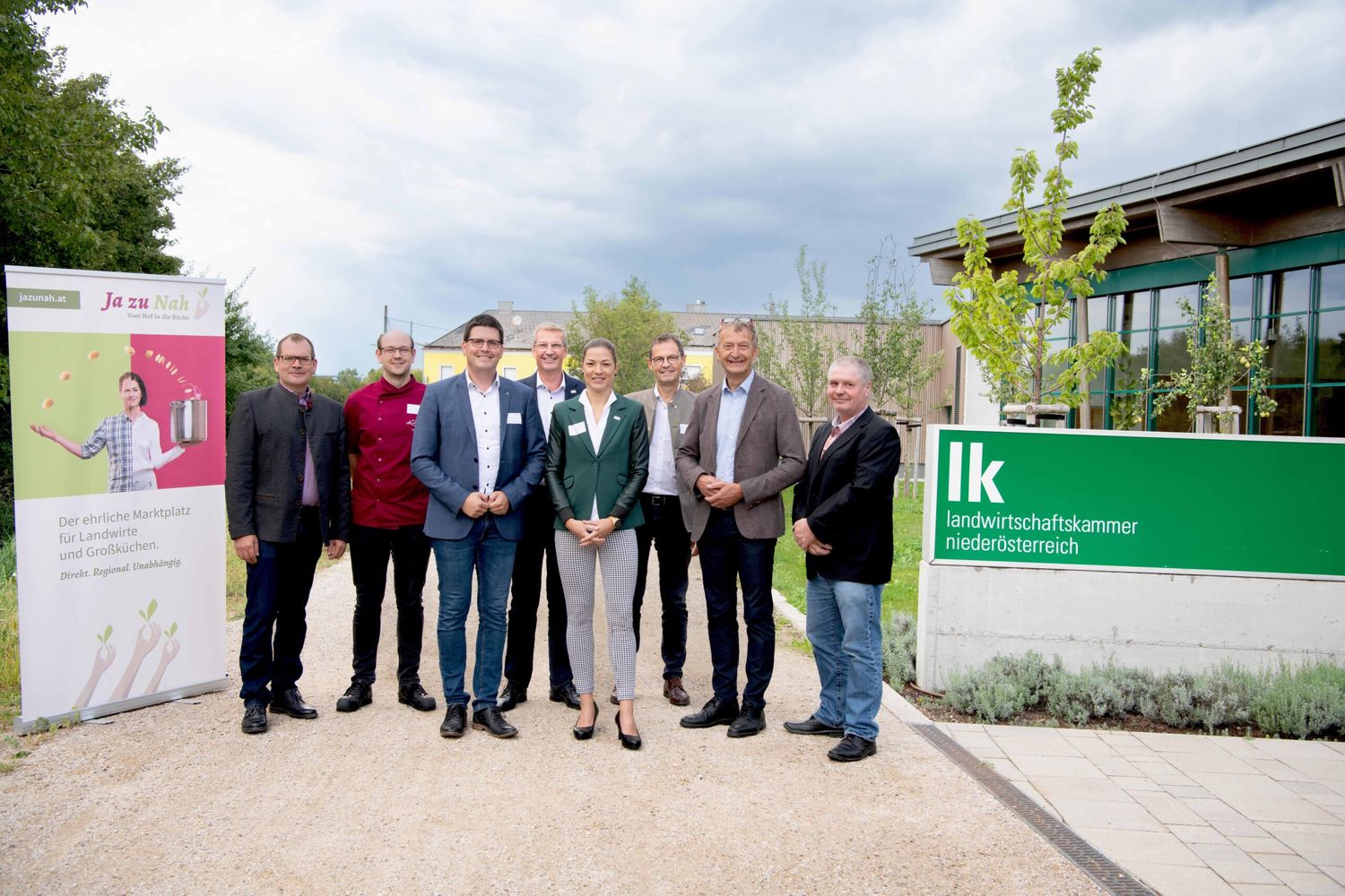 JA ZU NAH-Expertentreffen: P. Tiefenbacher, Küchenleiter T. Rabl, LK-Vizepräsident L. Mayr, Geschäftsführer W. Pöchhacker, Moderatorin B. Taschl, LK-Direktor F. Raab, Waldland-Manager G. Pichler und LK-Geflügelreferent O. Bernhauser.