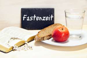 Fastenzeit, Tafel Mit Schrift, Gebetbuch, Rosenkranz, Brot, Wasser, Apfel, Textraum, Copy Space