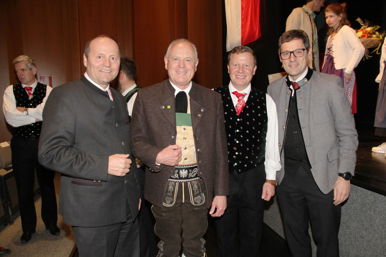 Tirols Bauernbundobmann LH-Stv. Josef Geisler (li.) und Bauernbunddirektor Peter Raggl (re.) mit dem ehemaligen und dem neugewählten Obmann des Südtiroler Bauernbundes, Leo Tiefenthaler und Daniel Gasser.