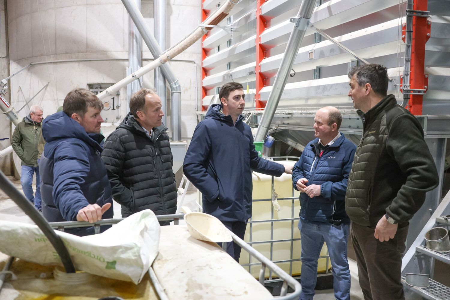 Alexander Bernhuber (m.) im Gespräch mit Stefan Lettner (r.) bei der Fütterungsanlage. Demnächst wird in eine Photovoltaik-Anlage investiert.