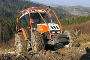 Forsttraktor im Spätwinter