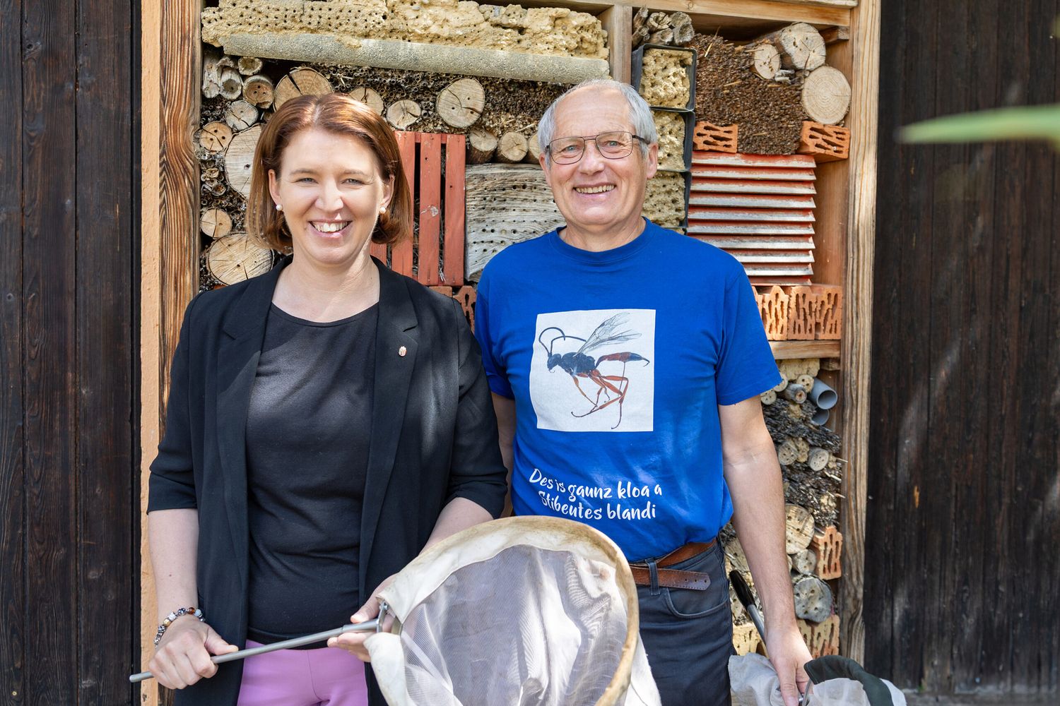 Mit einfachen Mitteln viel bewirken: Michaela Langer-Weninger und Martin Schwarz vor einer Nisthilfe für Wildbienen am Biodiversitätszentrum