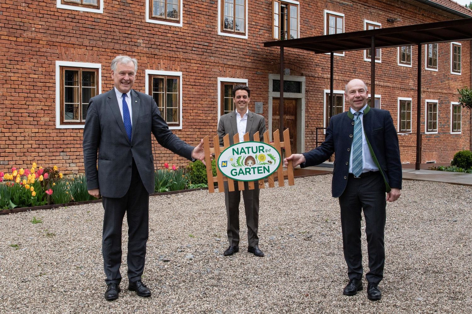 Lukas Hader (Multikraft, l.) übernimmt die Plakette von Max Hiegelsberger.