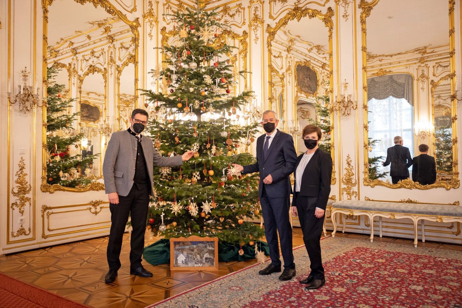 Bundesratspräsident Peter Raggl übergibt den prächtigen Tiroler Christbaum an Bundespräsident Alexander van der Bellen und Gattin Doris Schmidauer.