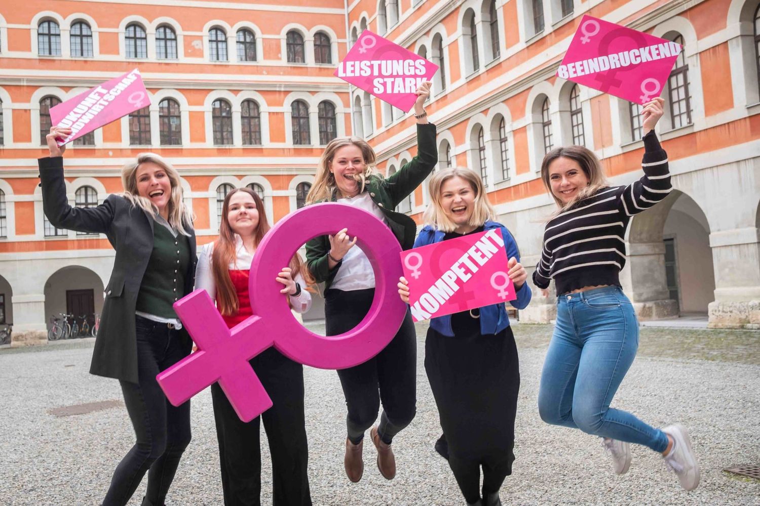 Die jungen Bäuerinnen Christina Reichel, Julia Knittelfelder, Helena Zechner, Sophie Friedrich und Karin Ertl (von links)